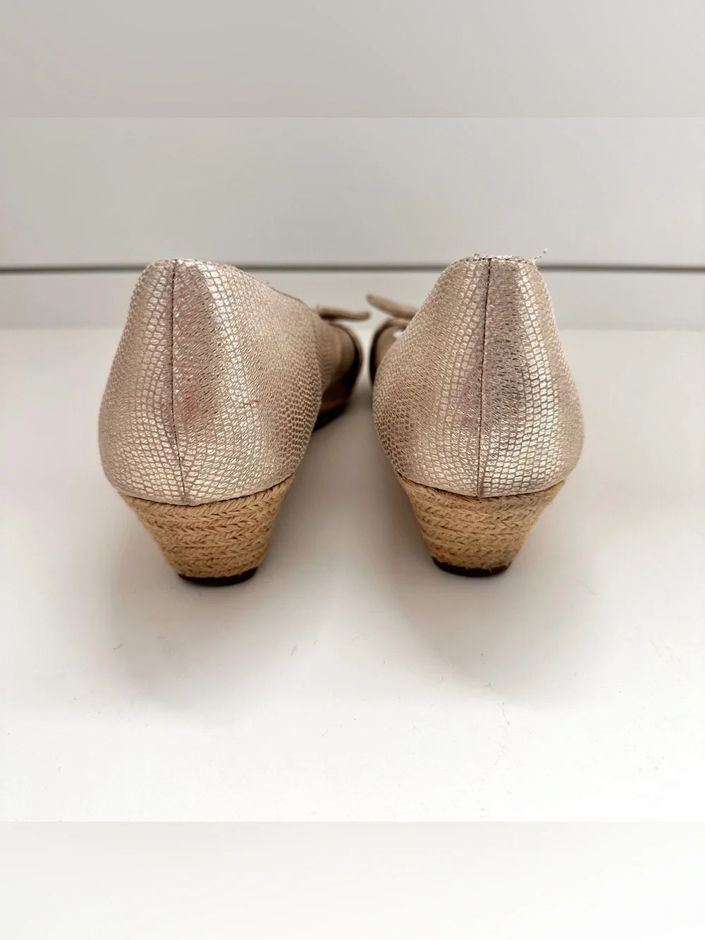 AEROSOLES Ship Deck Gold Snake Peep-Toe Bow wedge size 11